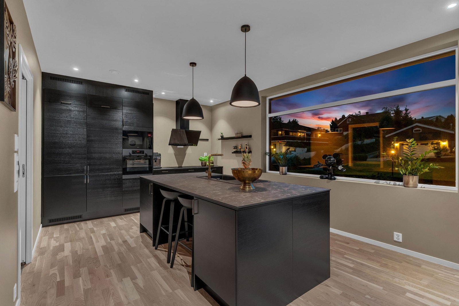 Flere store vinduer som gir mye naturlig lys Galleribilde