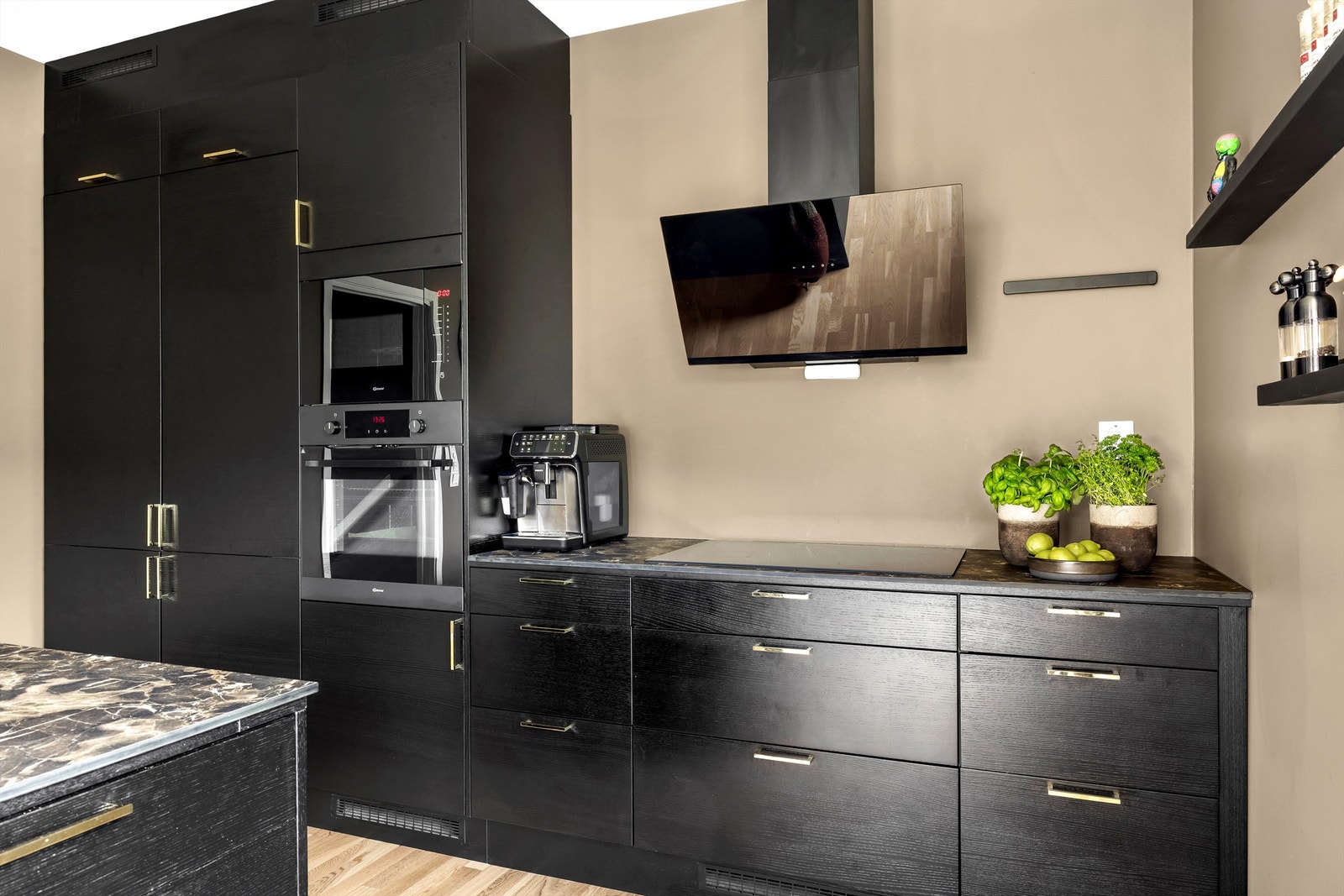 Integrerte hvitevarer som mikro og stekeovn i høyskap, induksjonstopp og kjøle- og fryseskap Galleribilde