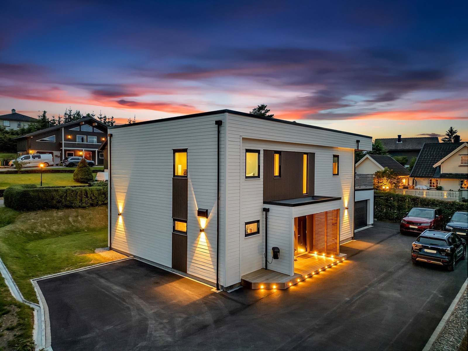 Godt med biloppstillingsplasser på egen eiendom + i garasje Galleribilde