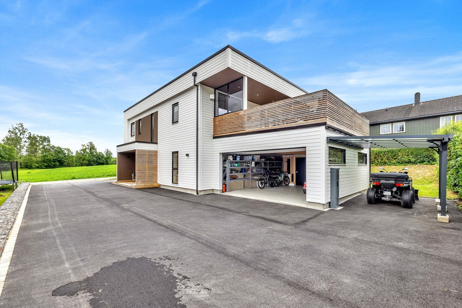 Boligen har dobbelgarasje, carport og biloppstillingsplasser på egen grunn Galleribilde
