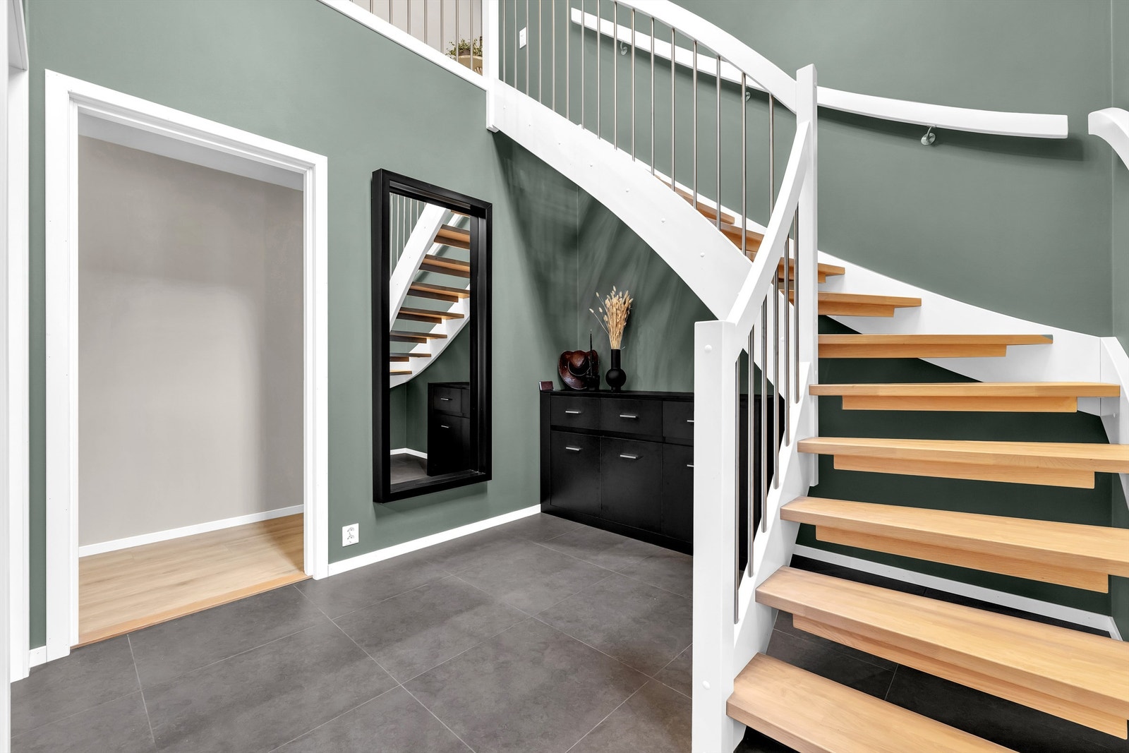 I hallen er det god plass til oppbevaringsløsninger Galleribilde