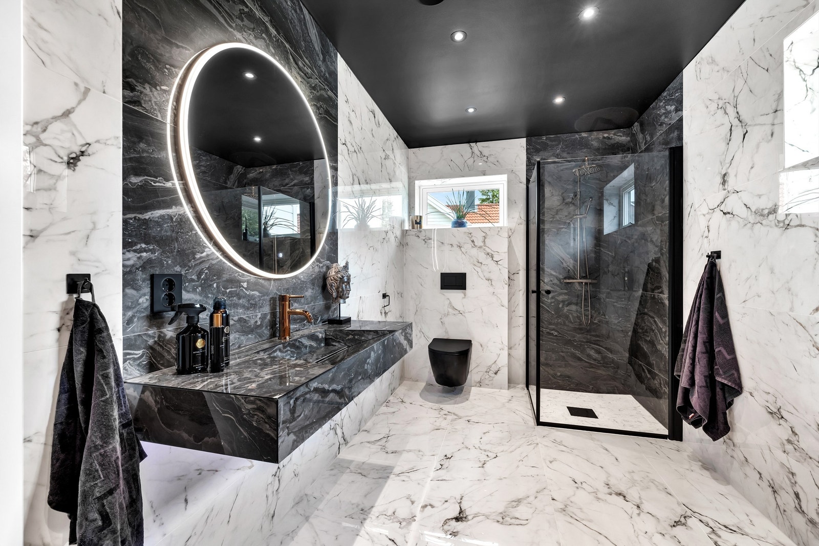 Ekslusivt bad med marmoruttrykk og lekre detaljer Galleribilde