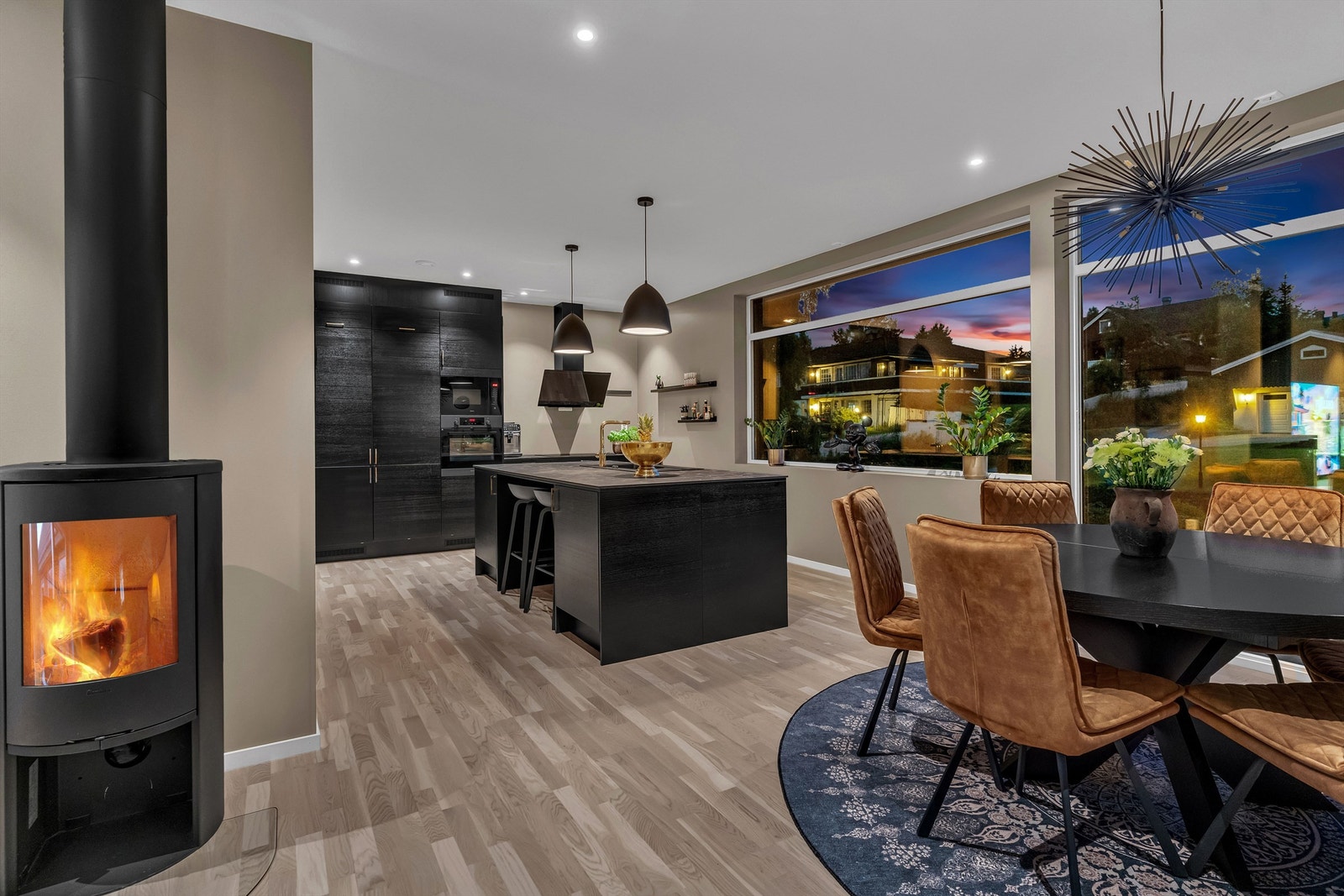 Boligen er oppført i 2022 og har et stilrent uttrykk og moderne detaljer Galleribilde