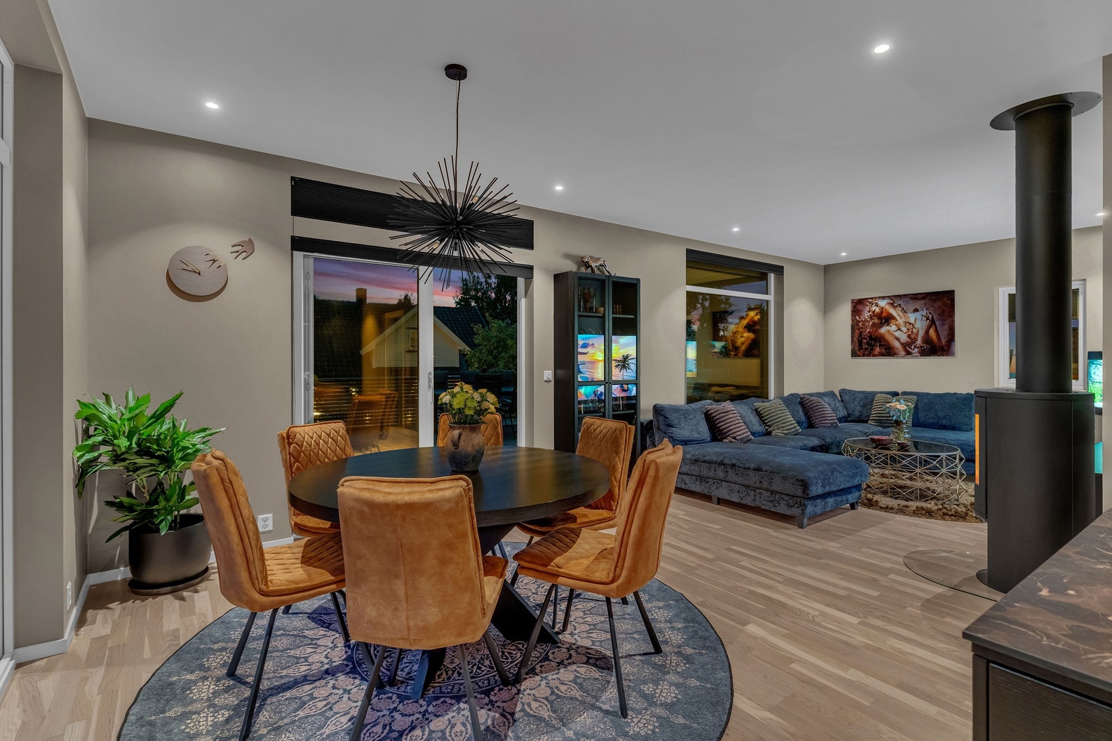 Pent gulv, lyse overflater og spotter i tak Galleribilde