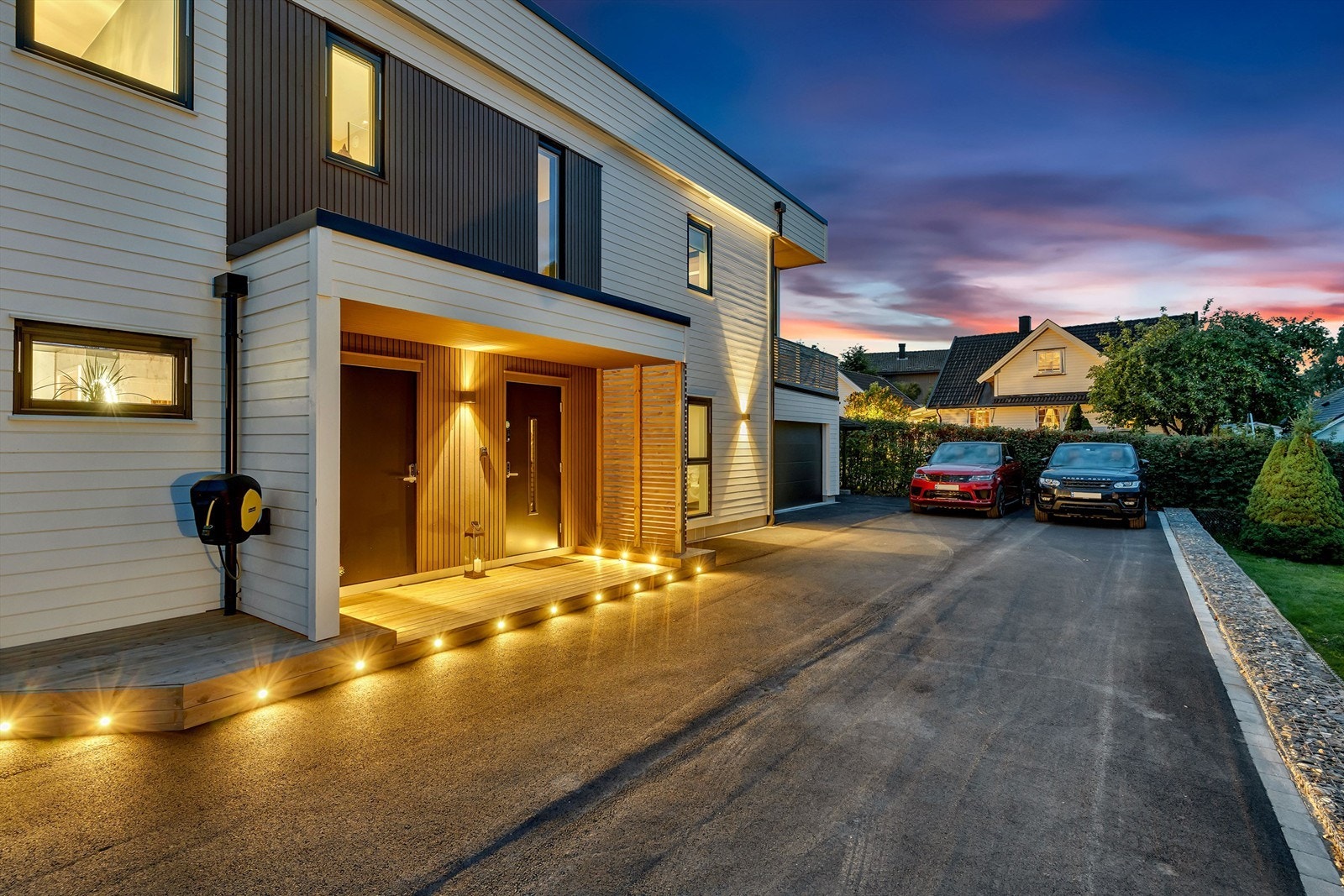 Velkommen inn! Hyggelig og opplyst inngangsparti Galleribilde