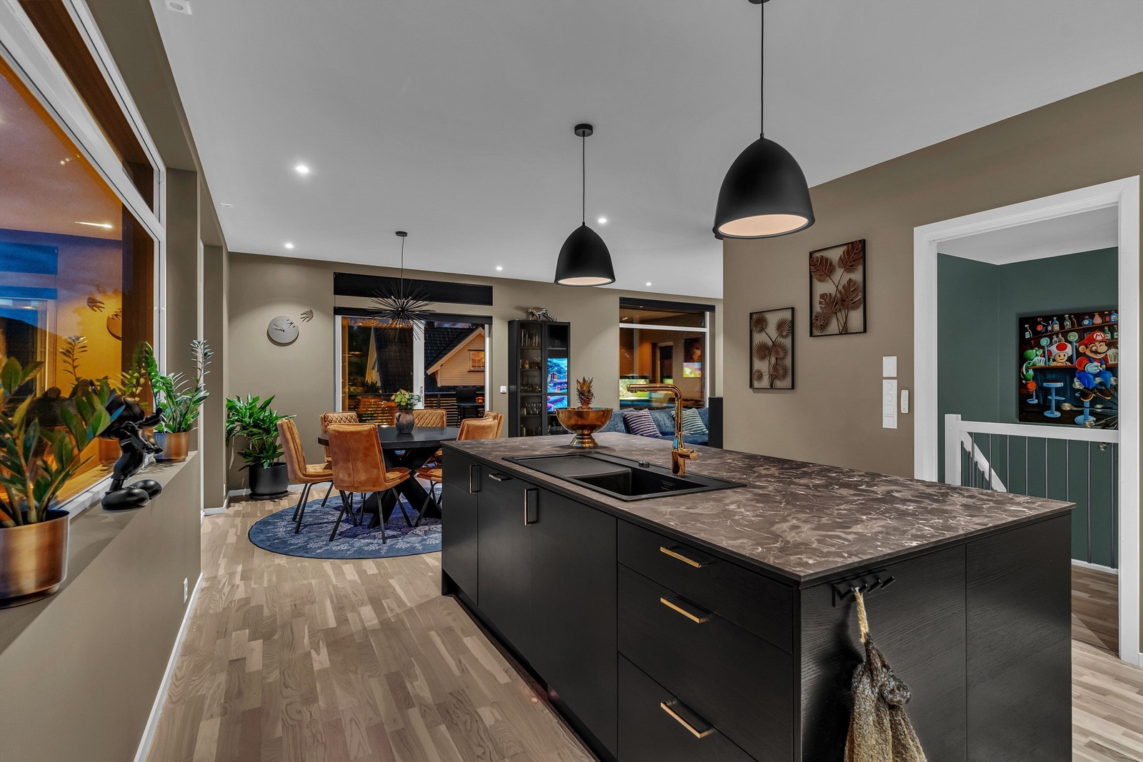 Kjøkken og stue i åpen løsning Galleribilde