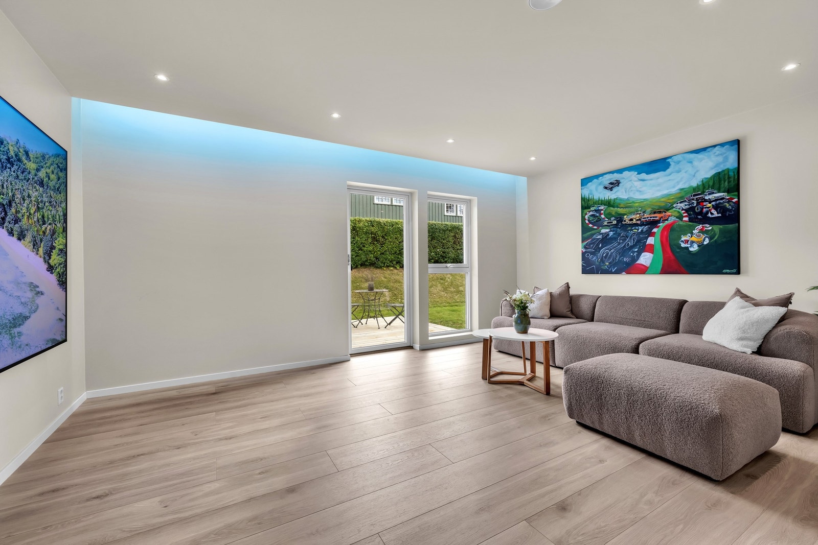 Tv-stue i 1.etg. med utgang til markterrasse Galleribilde