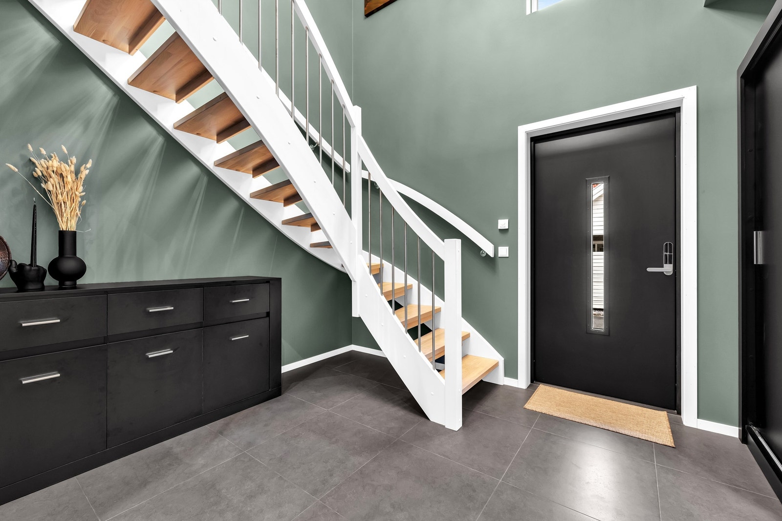 Trappehall med flislagte overflater på gulv og vannbåren varme Galleribilde