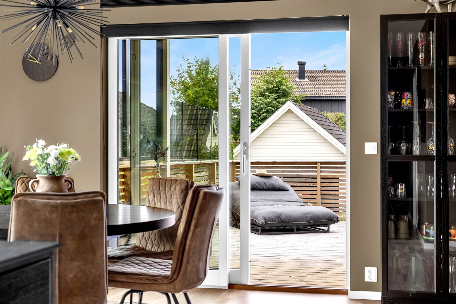 Fra stuen er det utgang til den solrike terrassen Galleribilde