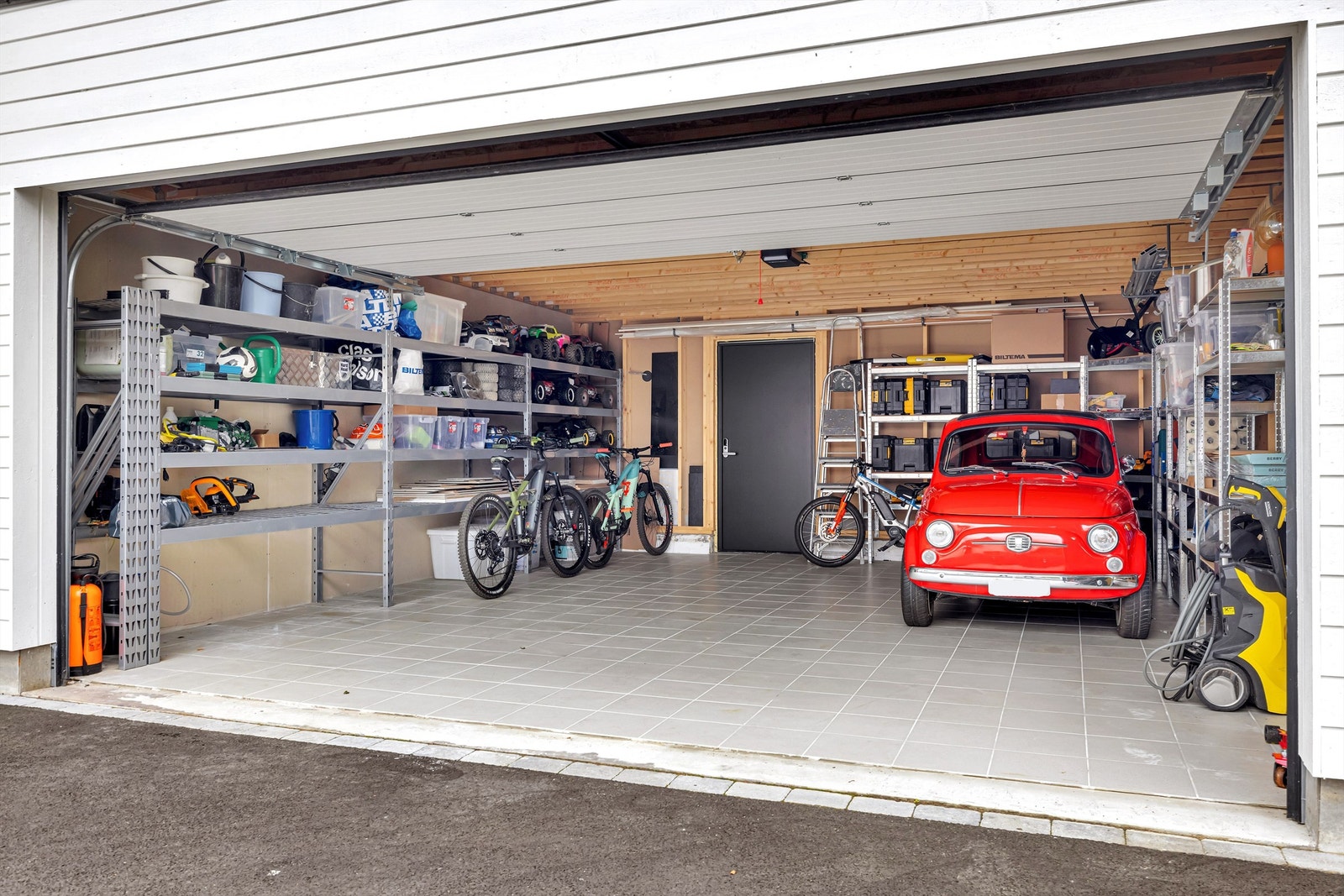 Stor garasje med god lagringsplass Galleribilde