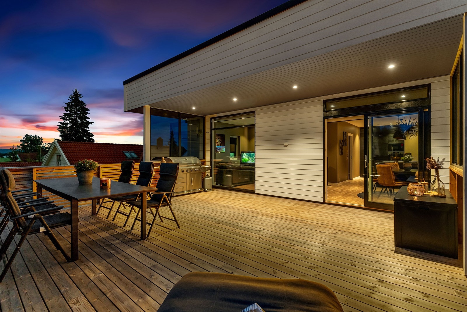 Terrassen er en del av husets flotte fasade Galleribilde