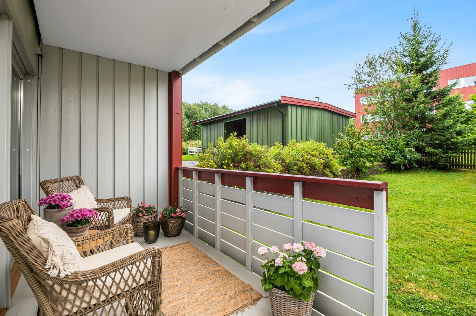 Leiligheten har en terrasse på 7 kvm med direkte tilgang til tunet. Galleribilde