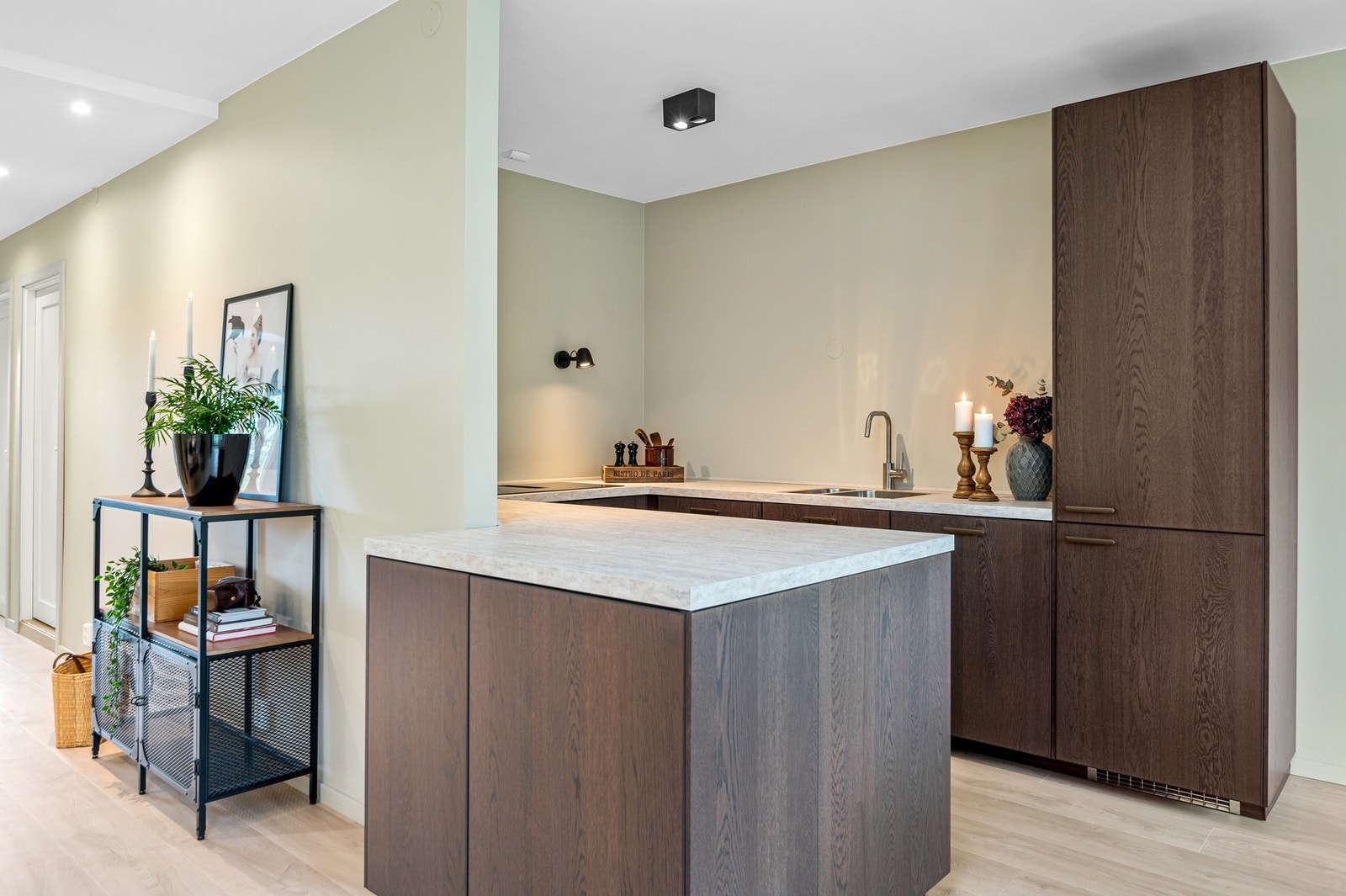 Integrerte hvitevarer er frys/kjøleskap, stekeovn, nedfelt induksjonstopp med integrert avtrekk, og oppvaskmaskin. Galleribilde