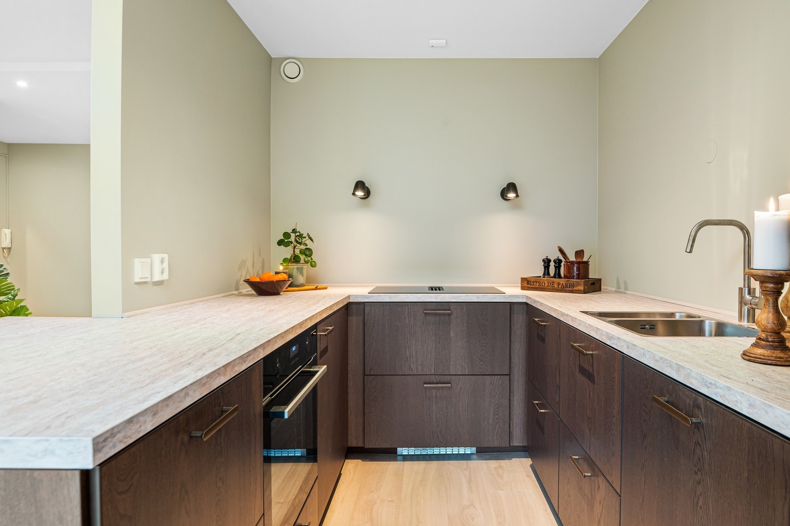 Rålekkert kjøkken med god skap- og benkplass. Galleribilde