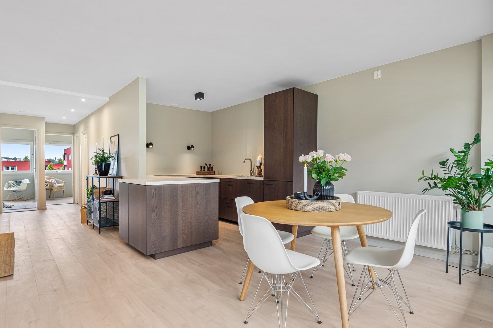 En rålekker 4-roms leilighet med høy teknisk stand og moderne preg. Galleribilde