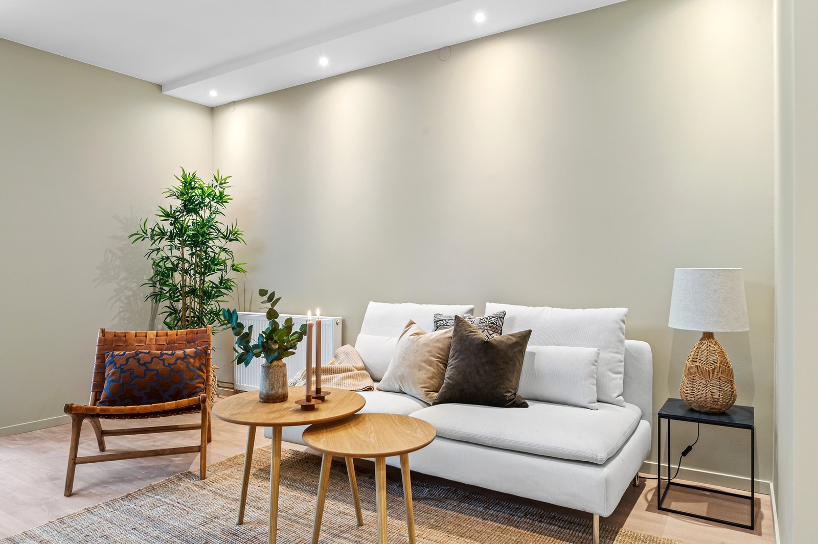 God plass til diverse møblement som sofakrok. Belysning i spisestue og kjøkken har smartstyring. Galleribilde