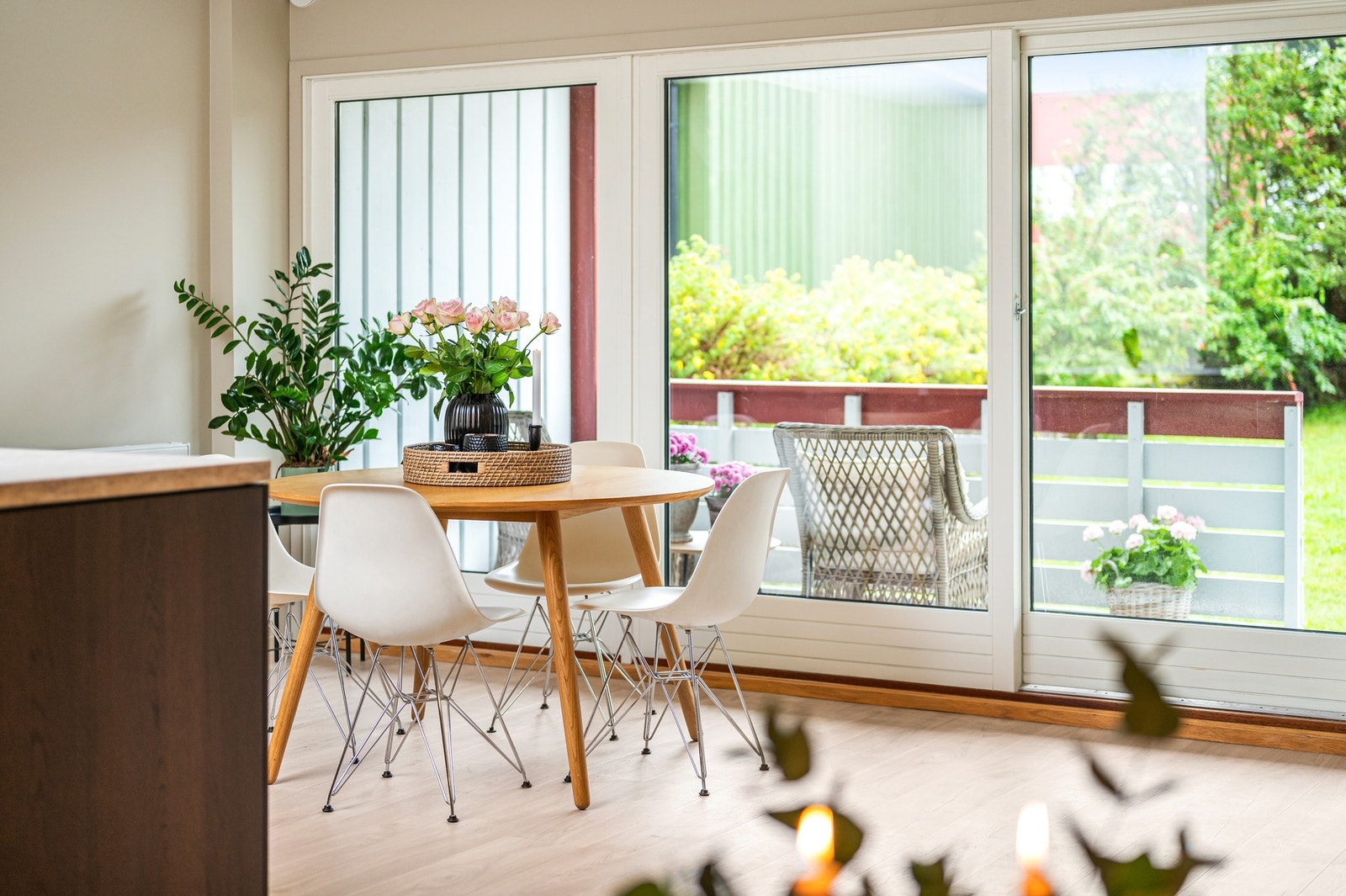 Store vindusoverflater bidrar med rikelig av lysinnslipp. Galleribilde