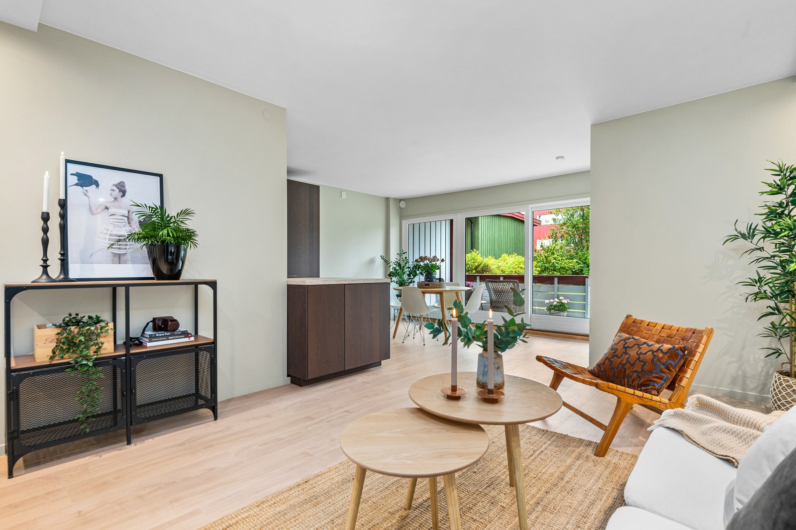 Leiligheten har en romslig og åpen stue/kjøkkenløsning på 33 kvm, med enkel tilgang til terrasse. Galleribilde