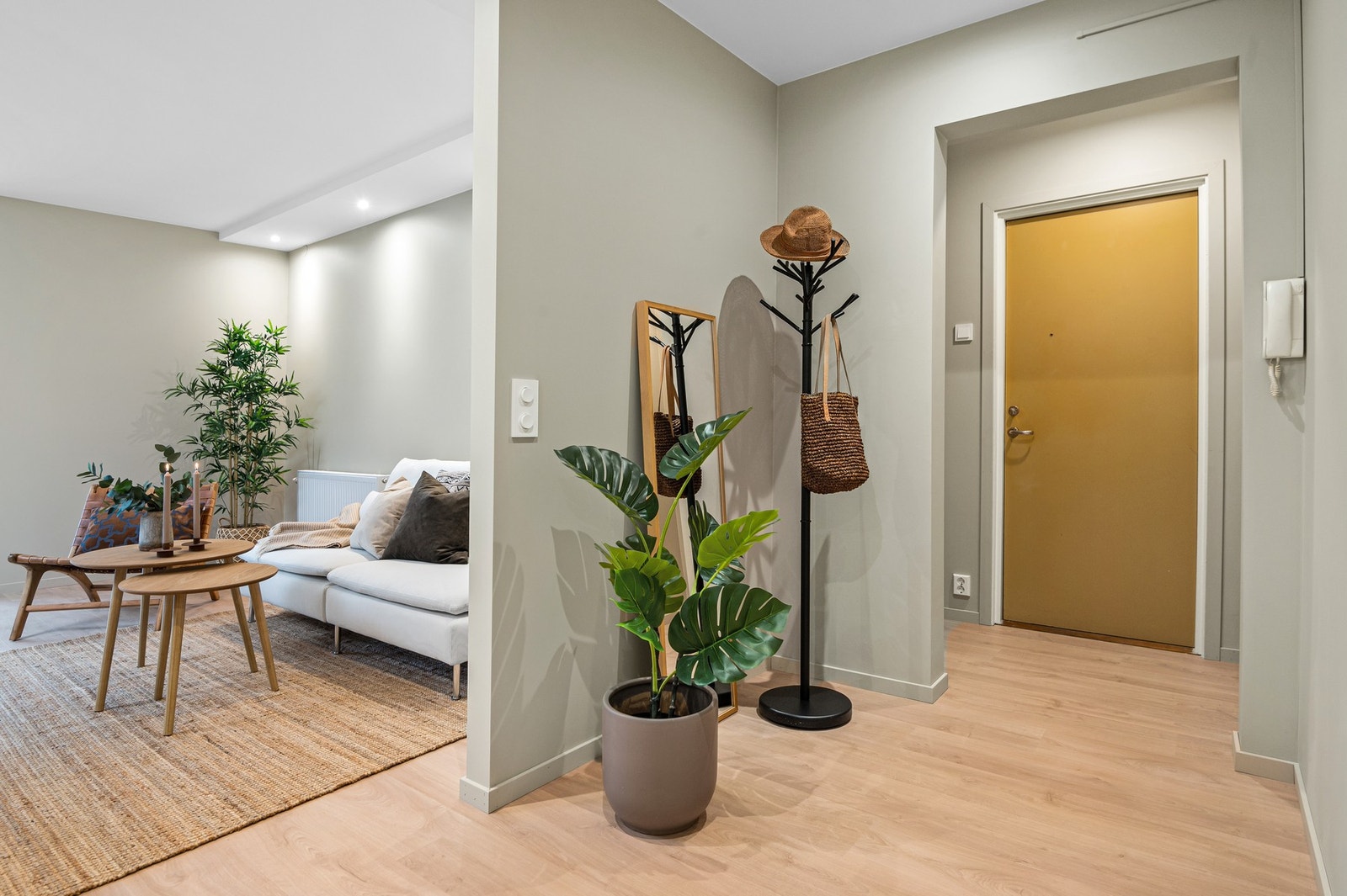 Romslig gang på 8,5 kvm med god plass til oppbevaringsmøblement. Galleribilde