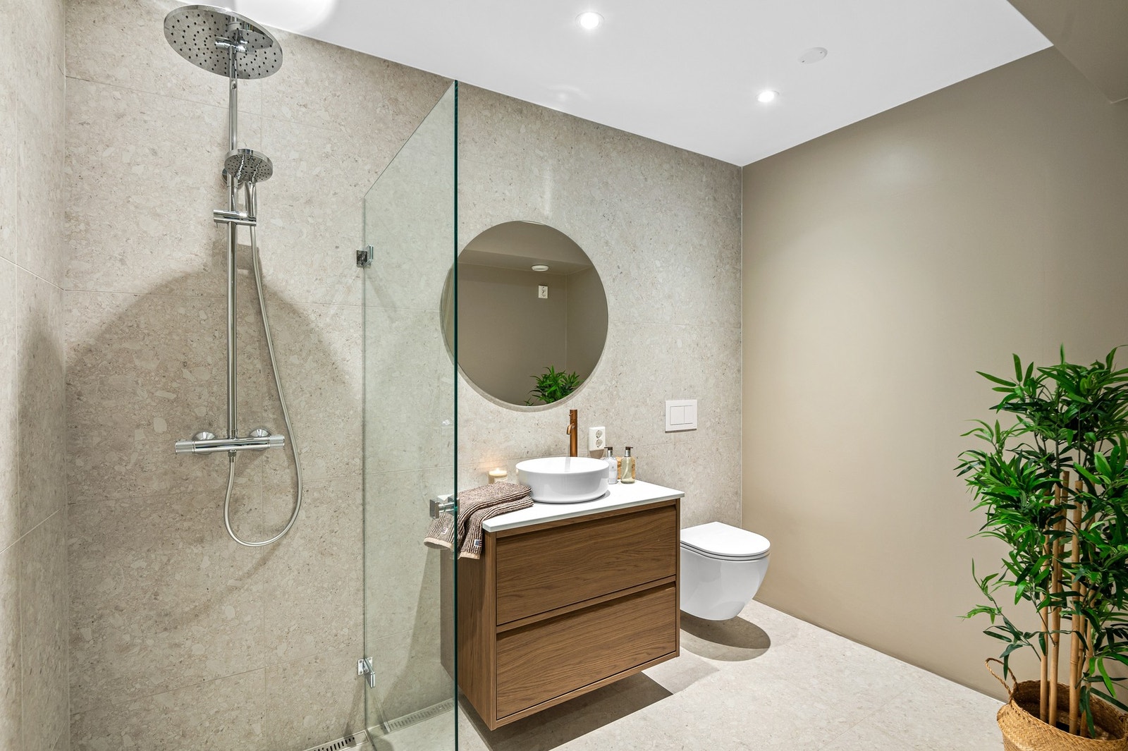 Strøkent flislagt bad på 5,5 kvm med varmekabler i gulv. Galleribilde