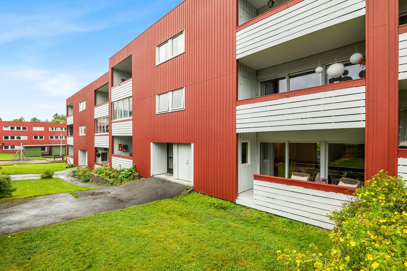 Veldrevet borettslag med flotte uteområder som står klar til bruk. Galleribilde