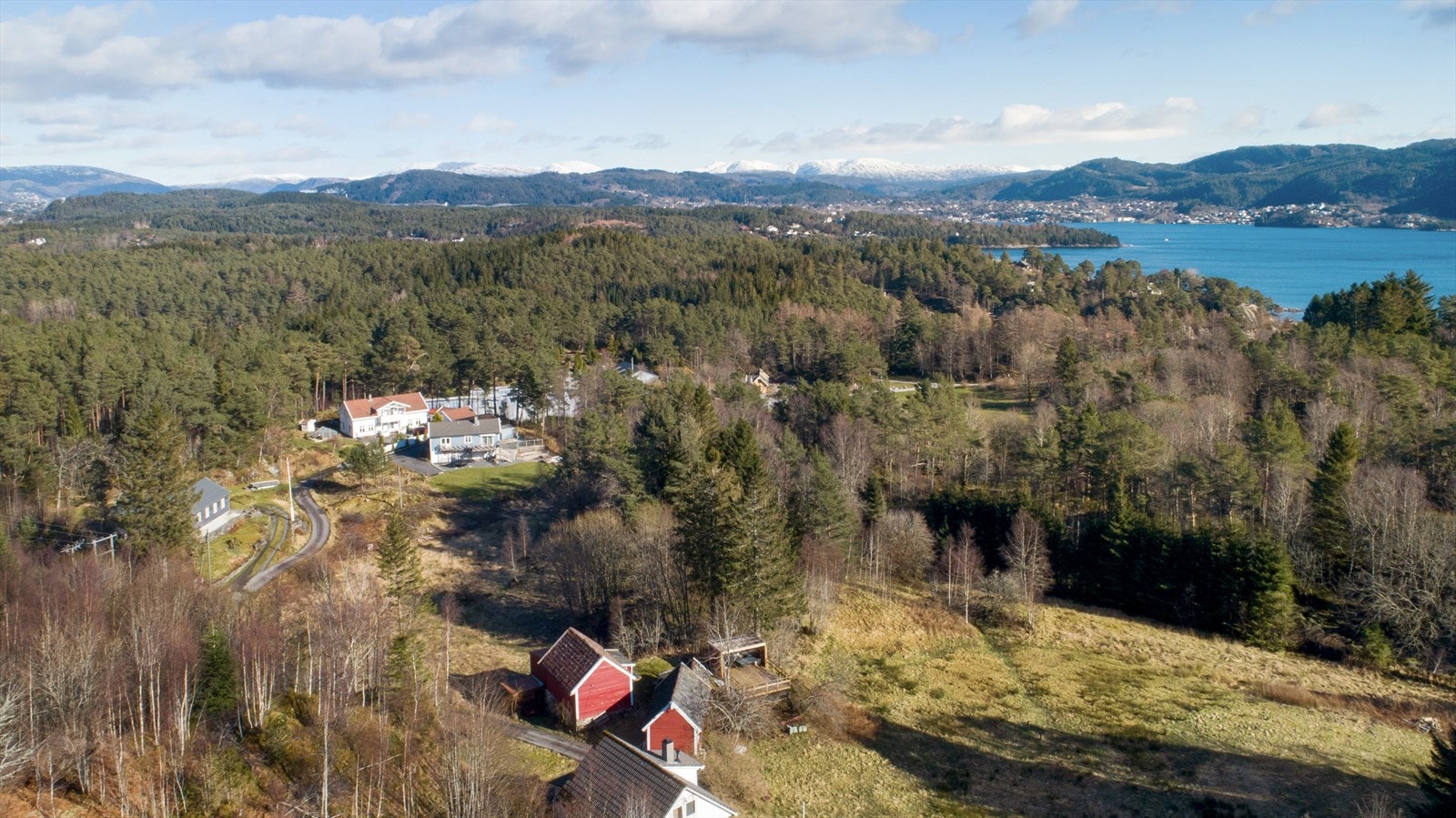 Barnehage og Hjellestad skole i umiddelbar nærhet Galleribilde
