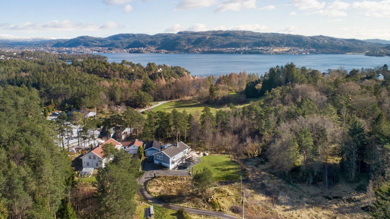 Eiendommen grenser mot Arboretet Galleribilde