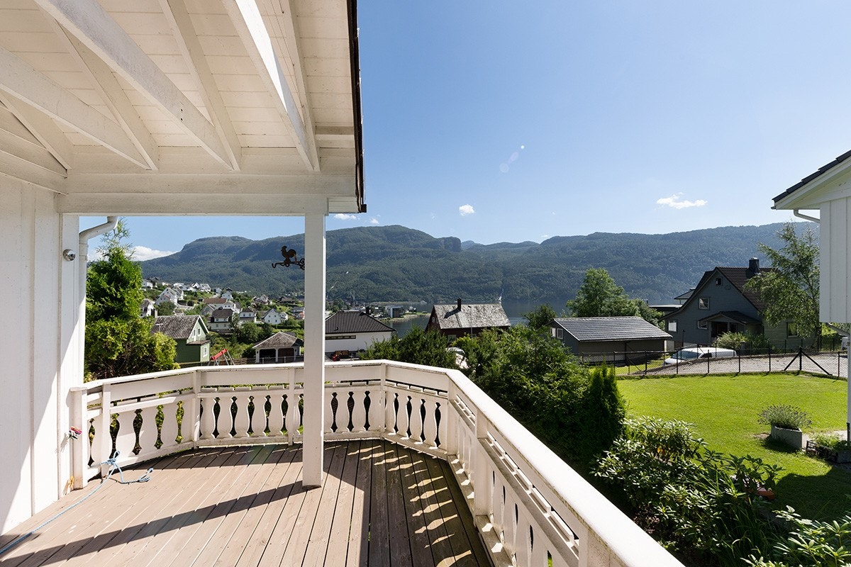 Delvis overbygd terrasse Galleribilde