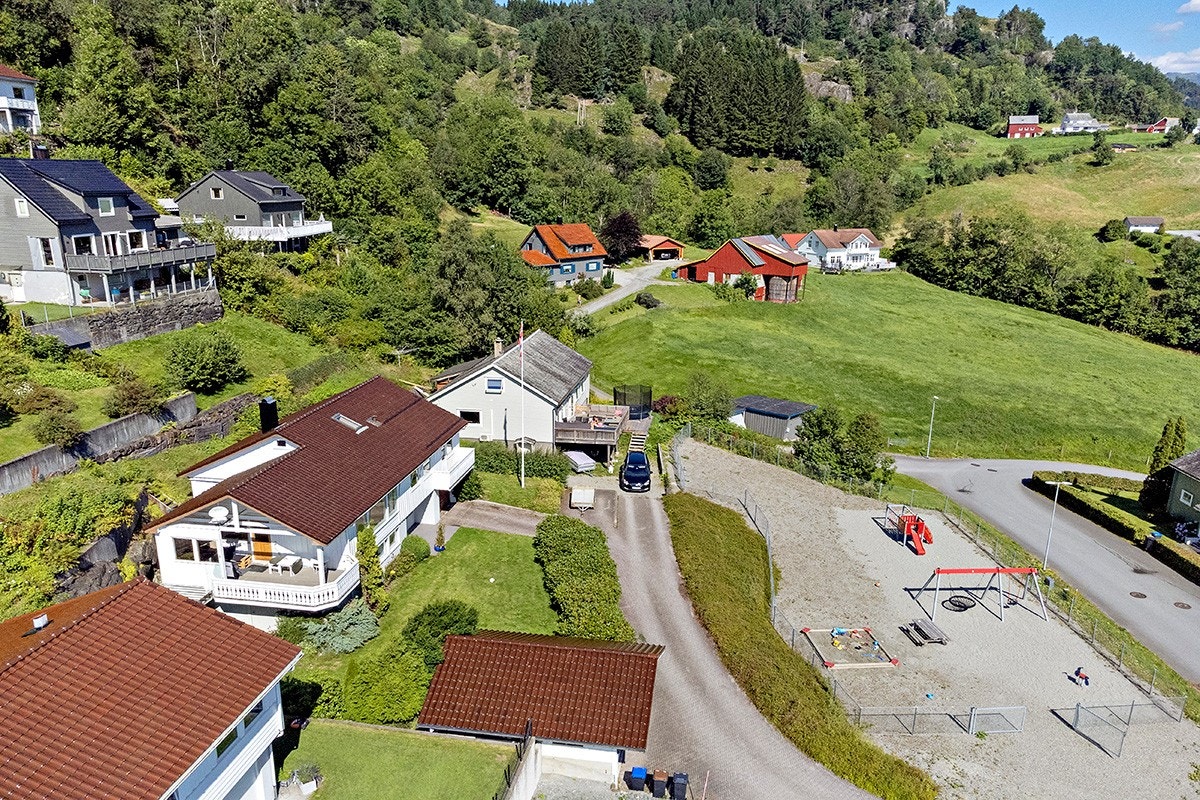 Rolig og barnevennlig beliggenhet - grenser til lekeplass Galleribilde