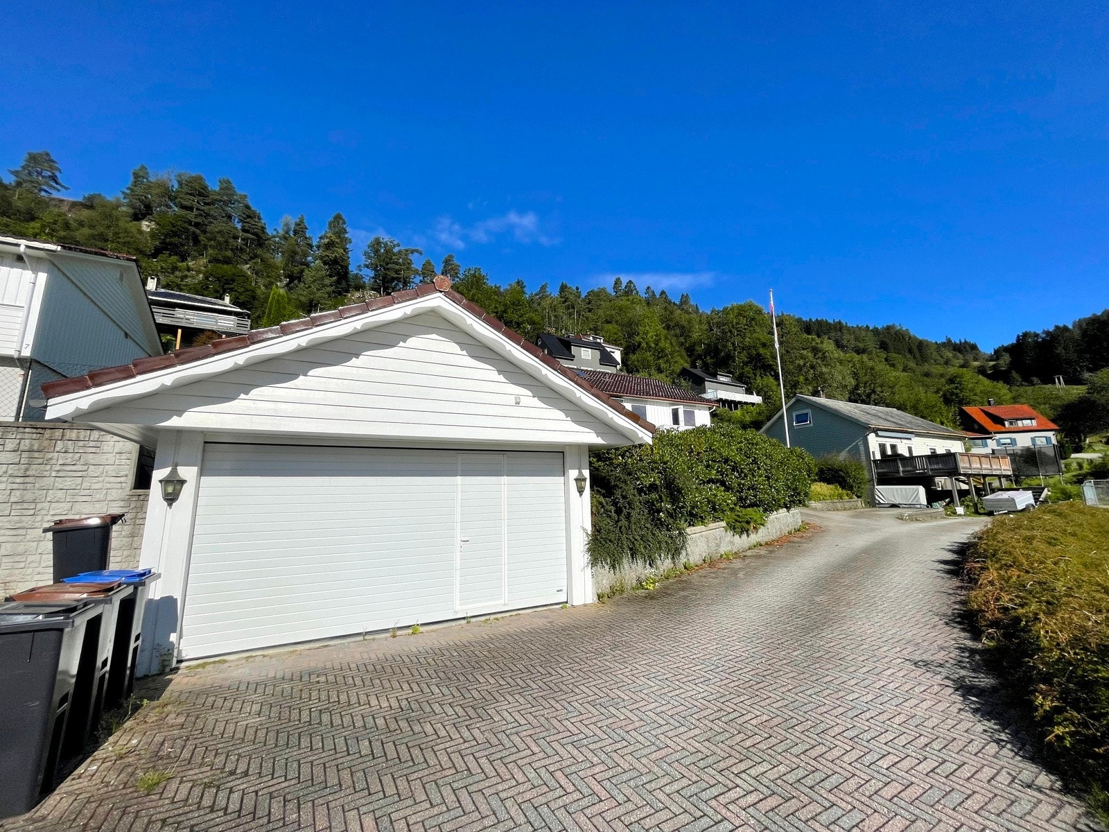 Garasje og innkjørsel til huset Galleribilde