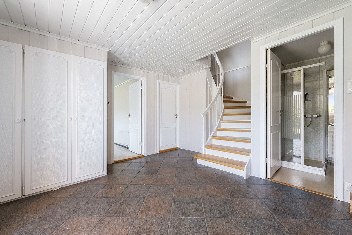 Gang 1. etasje. Her har en lite bad med dusj. Galleribilde