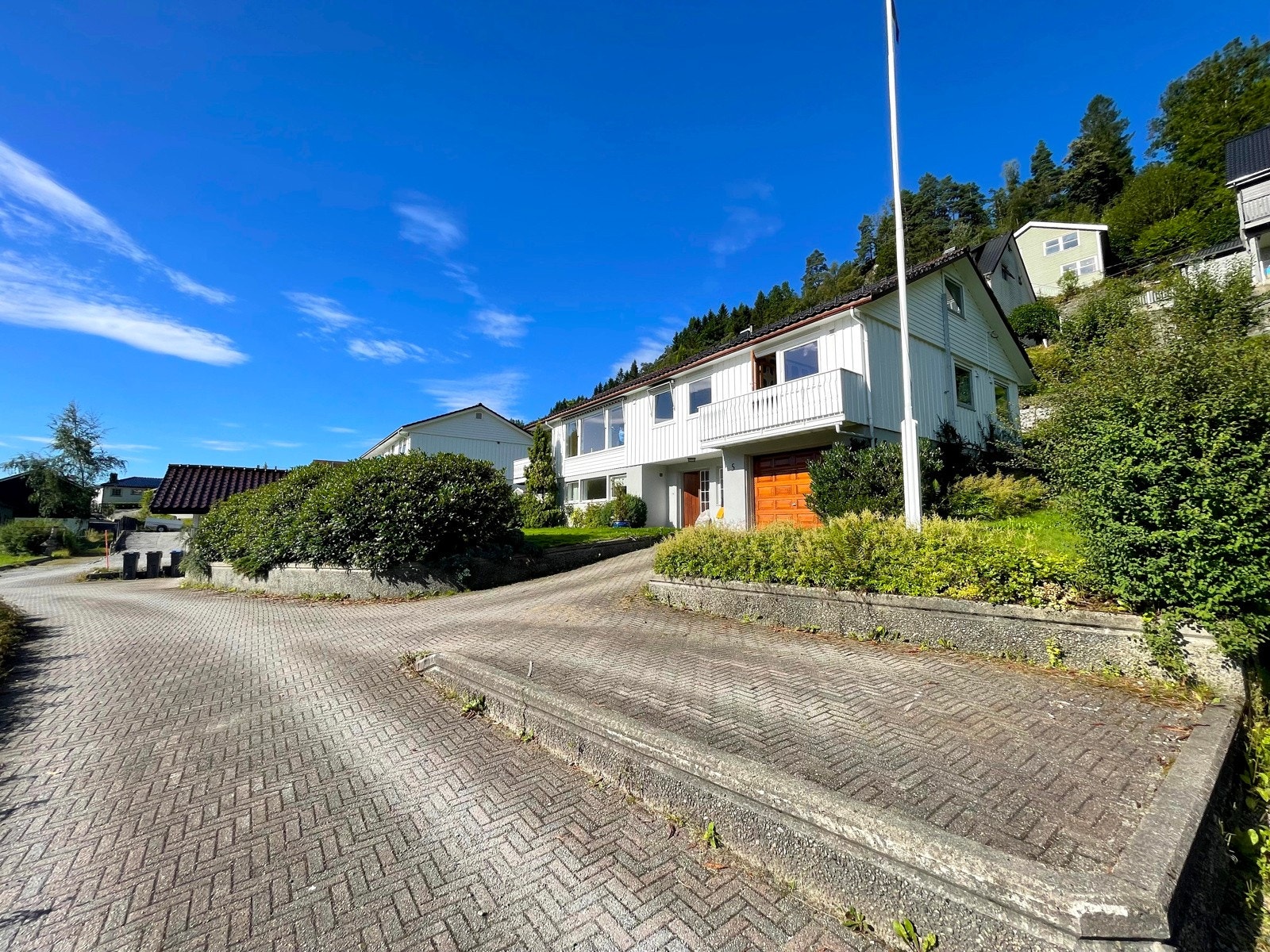 Belegningsstein i innkjørsel / p-plass Galleribilde
