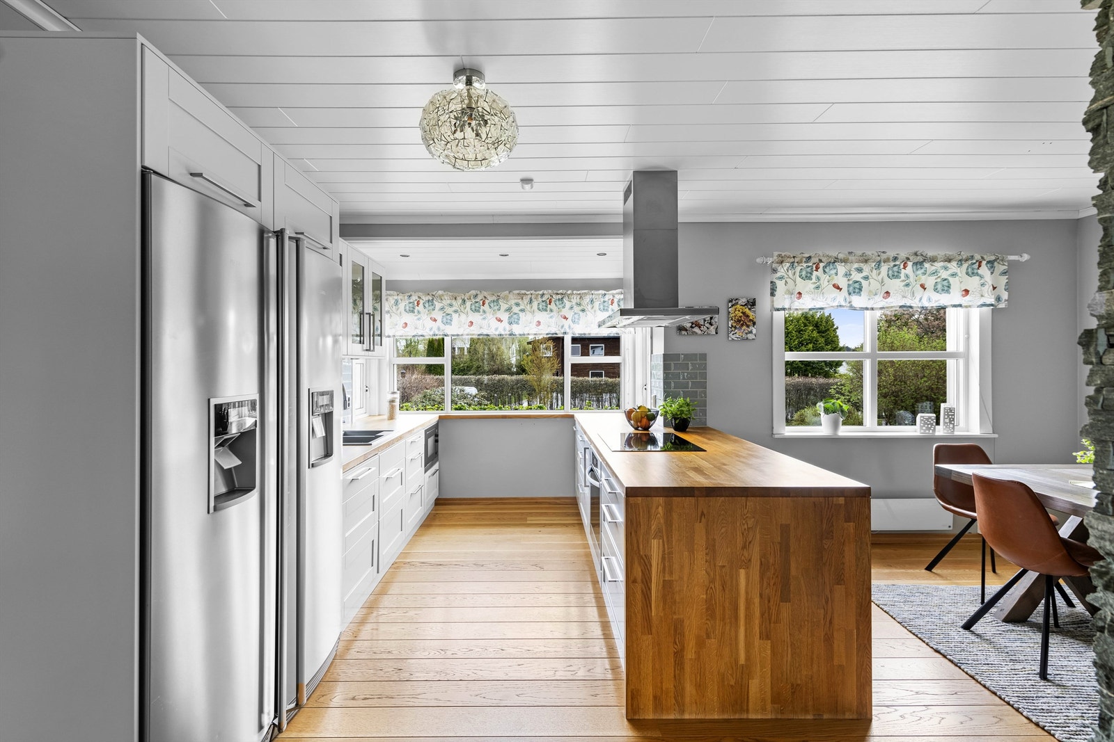 Kjøkkenet fikk ny innredning fra Drømmekjøkkenet i 2014, plassert langs én vegg og med en stor kjøkkenhalvøy som skille mot spisestuedelen av stuen. Galleribilde