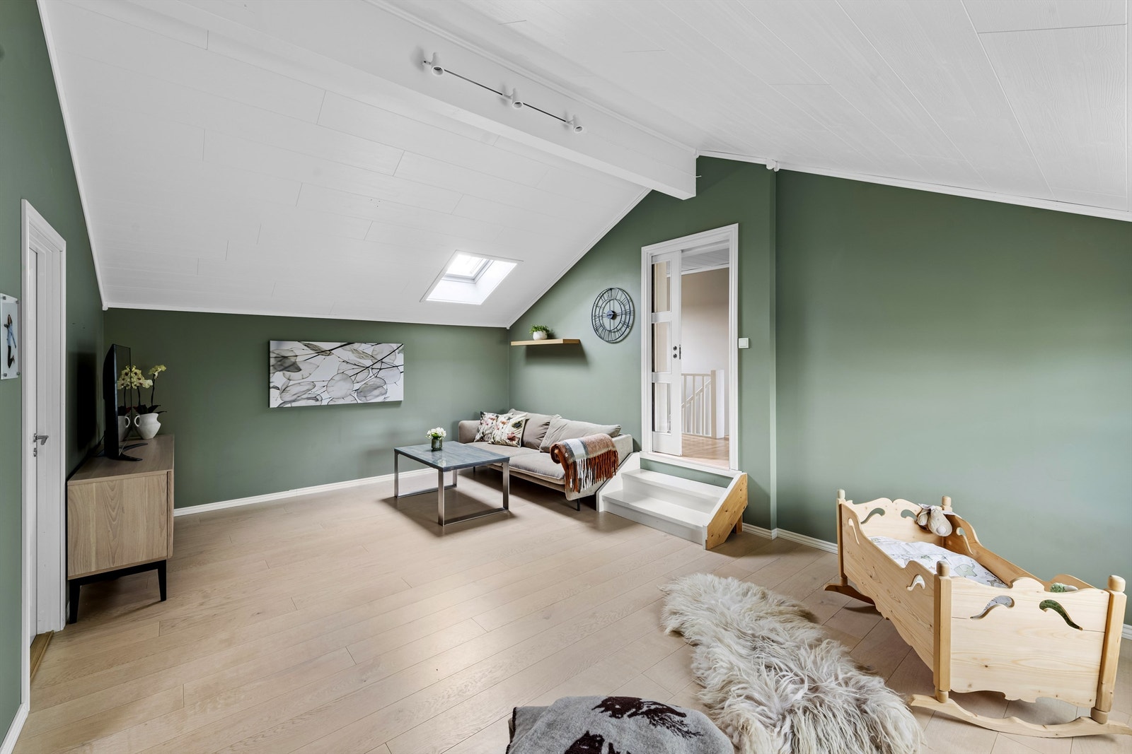 Boligen har en luftig tv-stue i andre etasje, med adkomst via skyvedør med glassfelt fra gangen, og med videre inngang til to av soverommene. Stuen har mønet himling, god takhøyde, vindu mot nordvest og et takvindu mot sydøst. Galleribilde