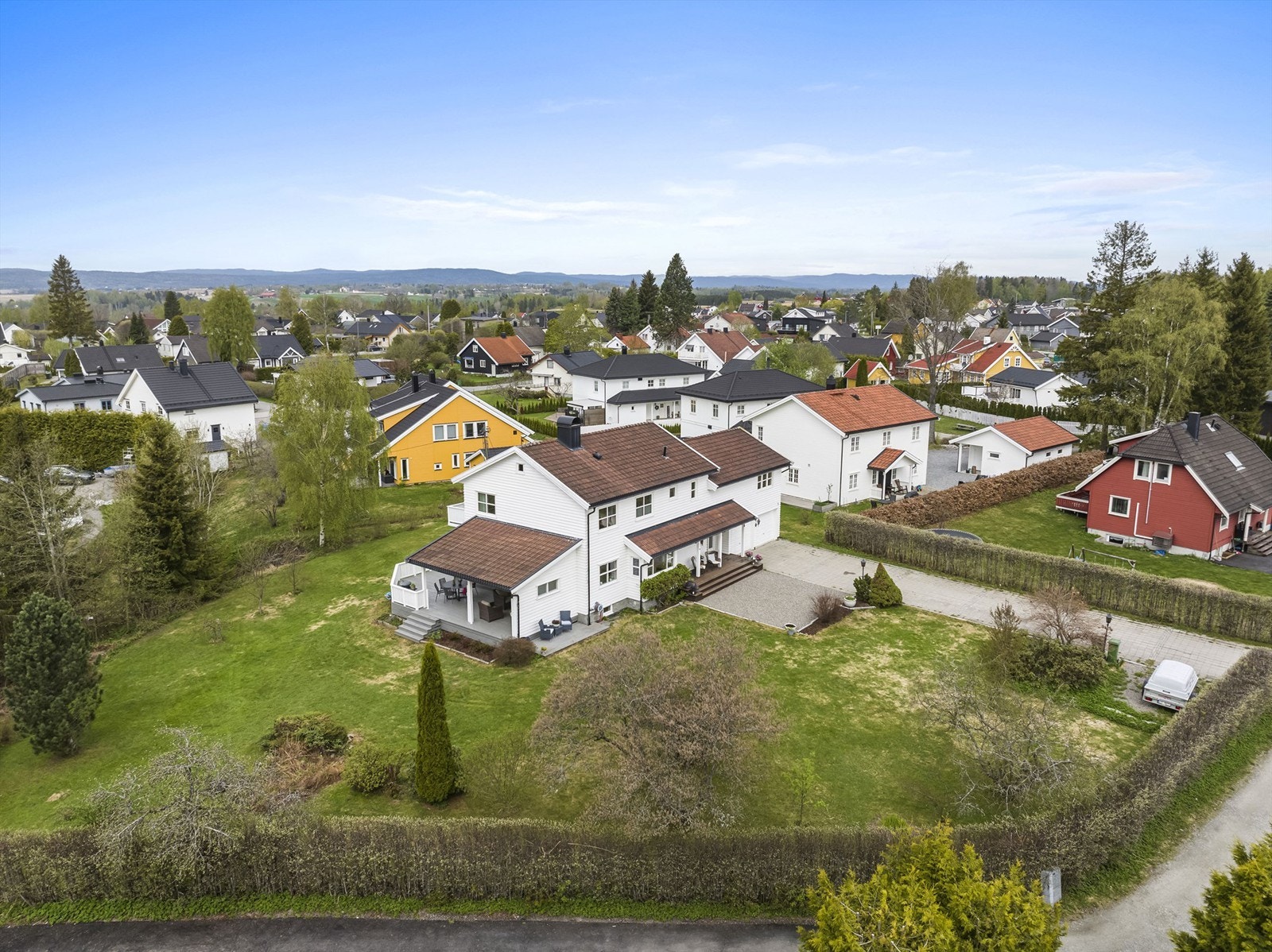 Tomt på 2 219 kvm opparbeidet med bl.a plenarealer, diverse beplantning, prydbusker og hellebelagte arealer bestående av innkjøring til garasje/gårdsplass. Galleribilde