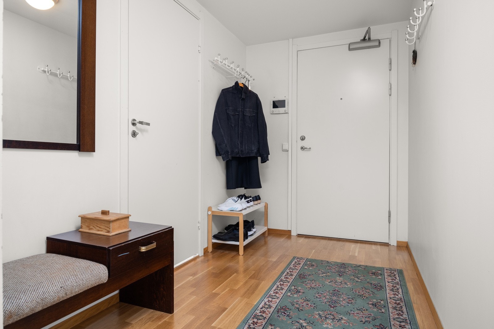 - Entrè med plass til klær, sko og garderobe - Galleribilde