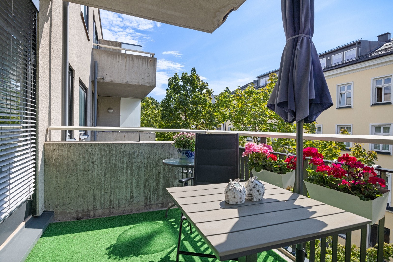 - Plass til sittegruppe, grill og beplantning - Galleribilde