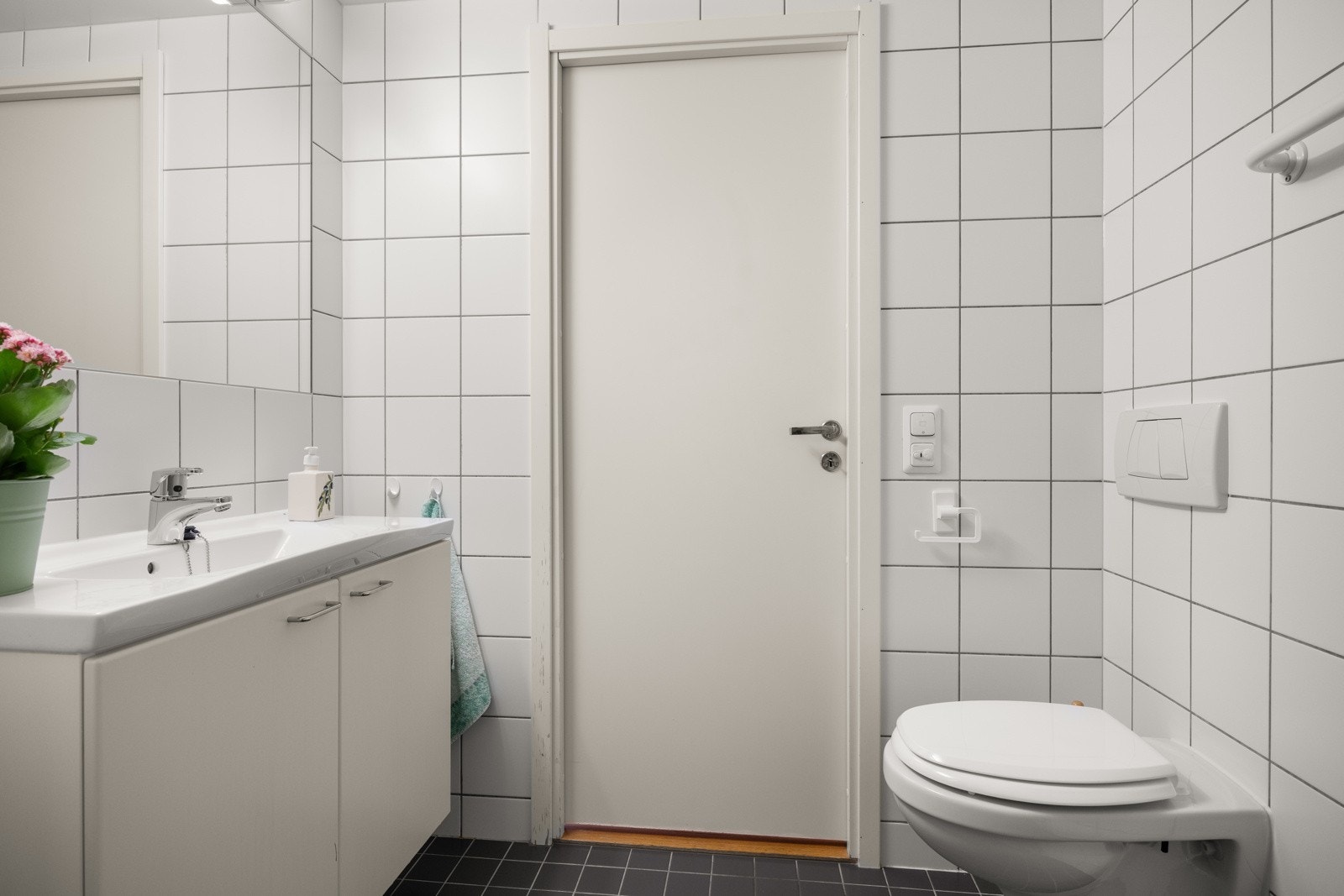 - Takstmannen har gjort fuktsøk i badet, ingen unormale verdier ble registrert - Galleribilde