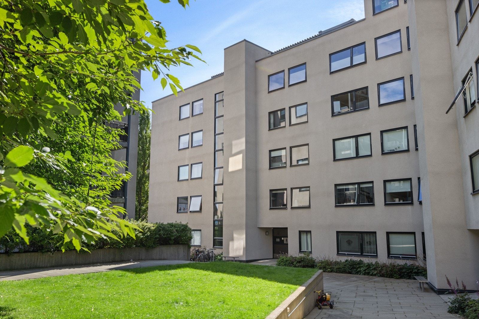 - Inngangsparti fra indre gårdsrom - Galleribilde