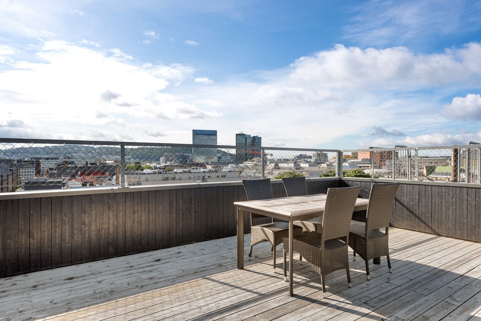 - Felles takterrasse har panoramautsikt og sol fra morgen til kvelds - Galleribilde
