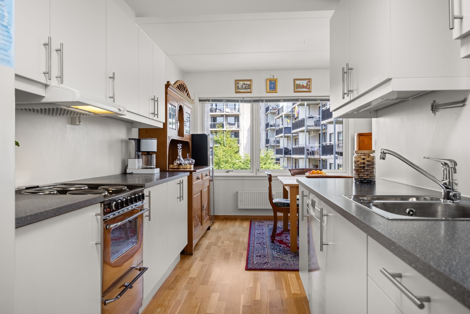 - Pen innredning med hvite, glatte fronter og god skap- og benkeplass - Galleribilde