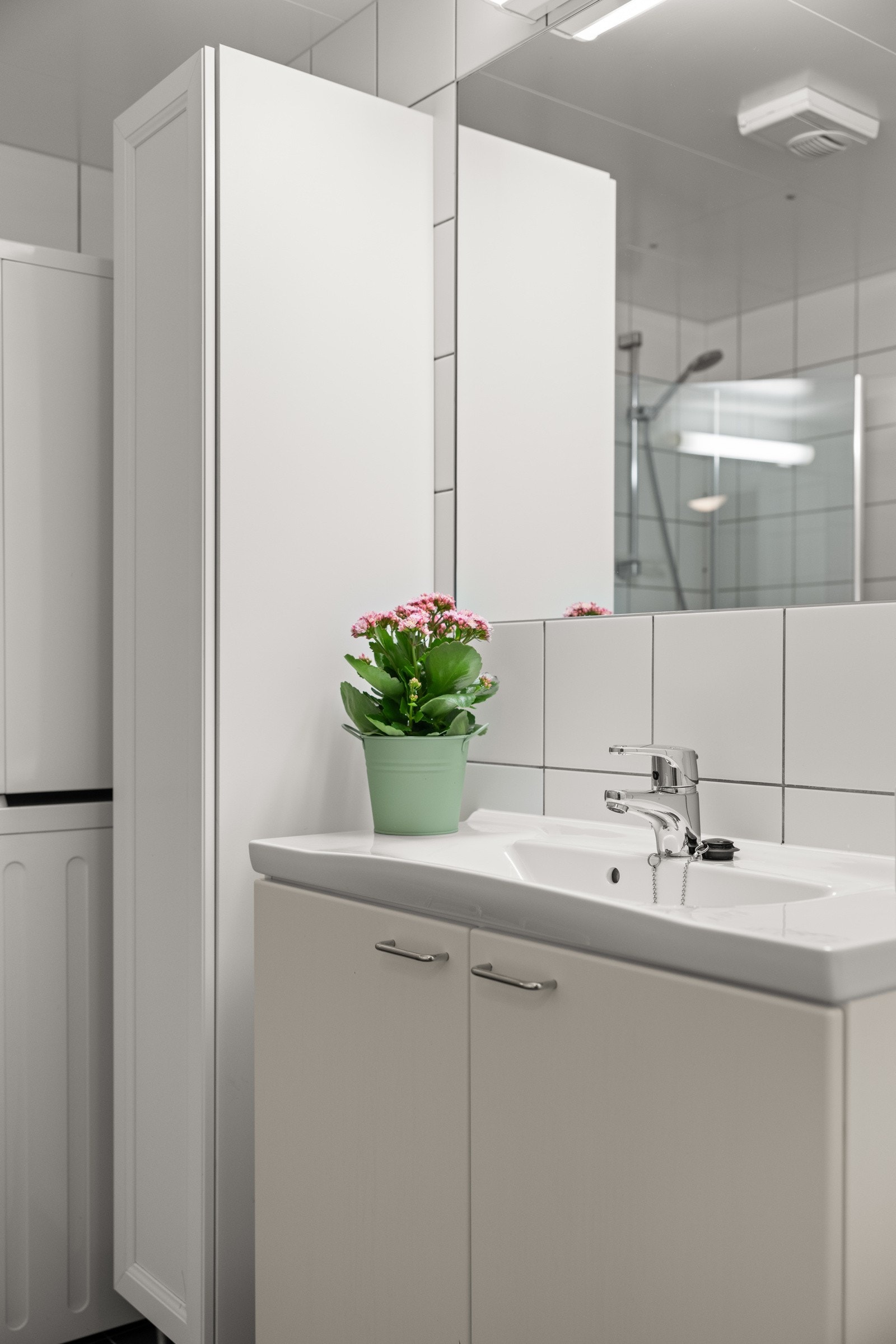 - Svært godt med skapplass i badet - Galleribilde