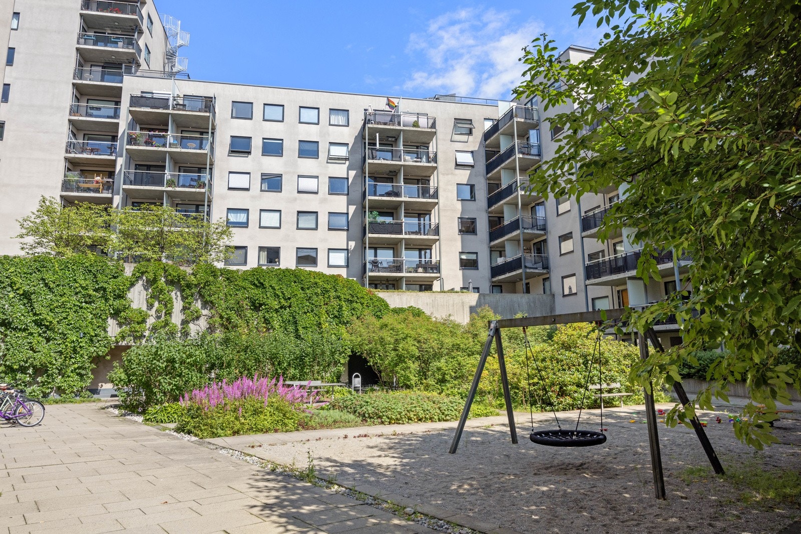 - Barnevennlig gårdrom med lekeapparater og sittegrupper - Galleribilde