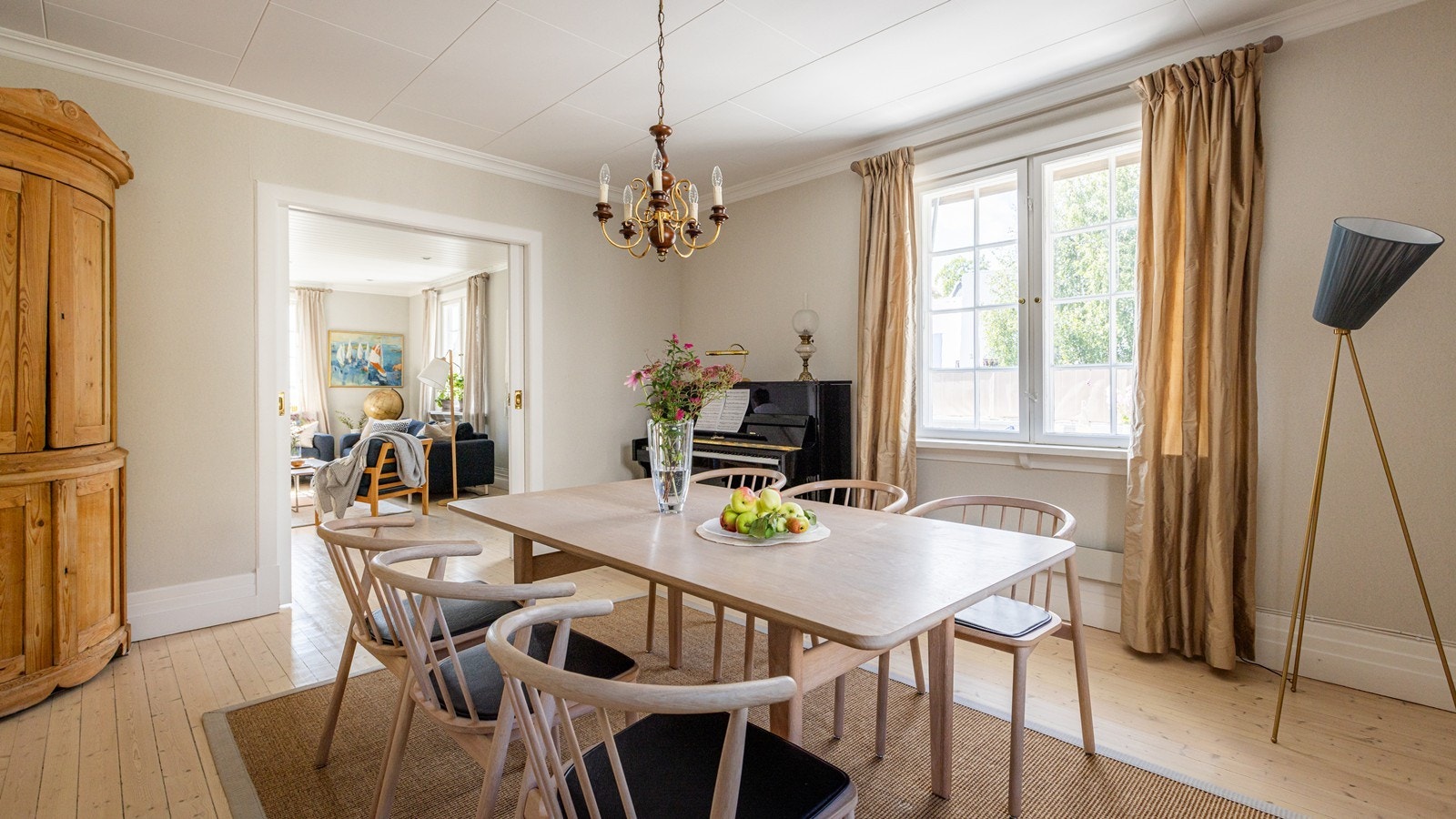 Spisestue med doble, originale fløydører mot dagligstue Galleribilde