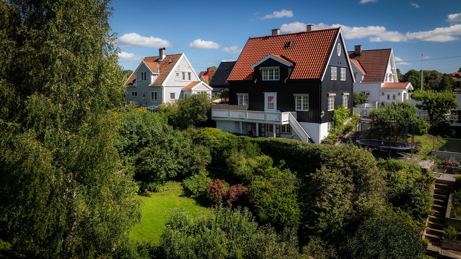 Velkommen til Gullkroken 10 A. En vakker villa på en høyde med utsikt og fine solforhold Galleribilde