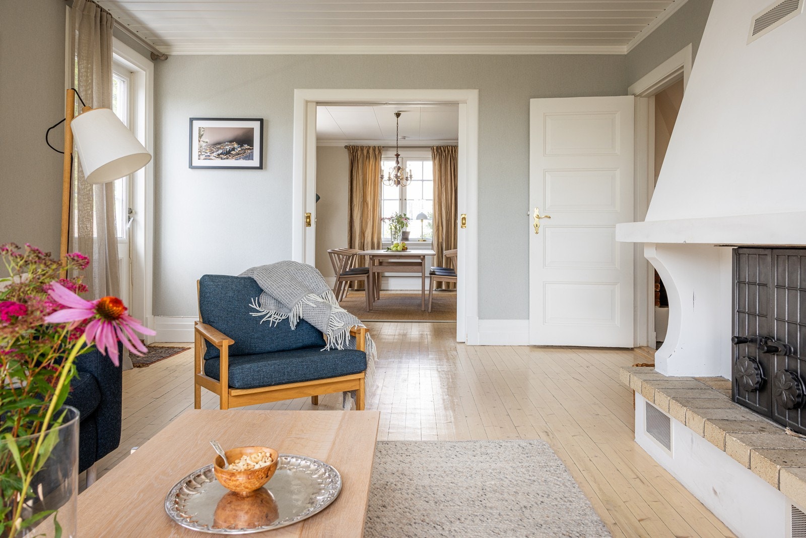 Peis i stue og utgang til terrasse Galleribilde