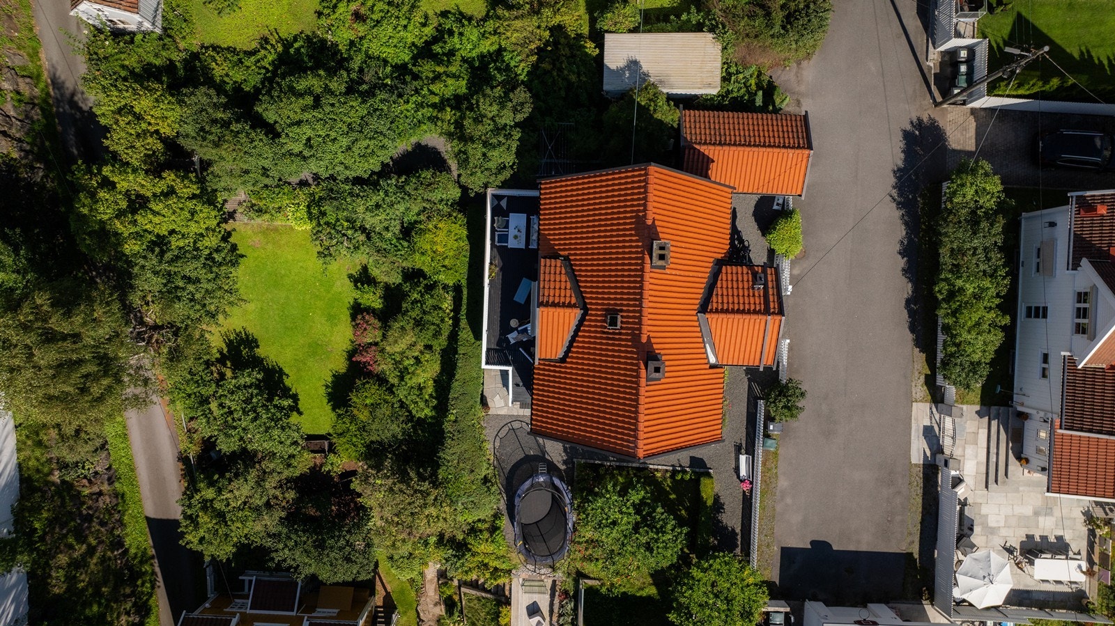 Flat, bred blindvei godt egnet for lek, tennis etc Galleribilde