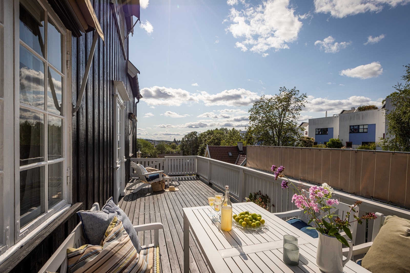 Stor vestvendt terrasse som ligger utsjenert med nydelig utsikt og gode solforhold Galleribilde