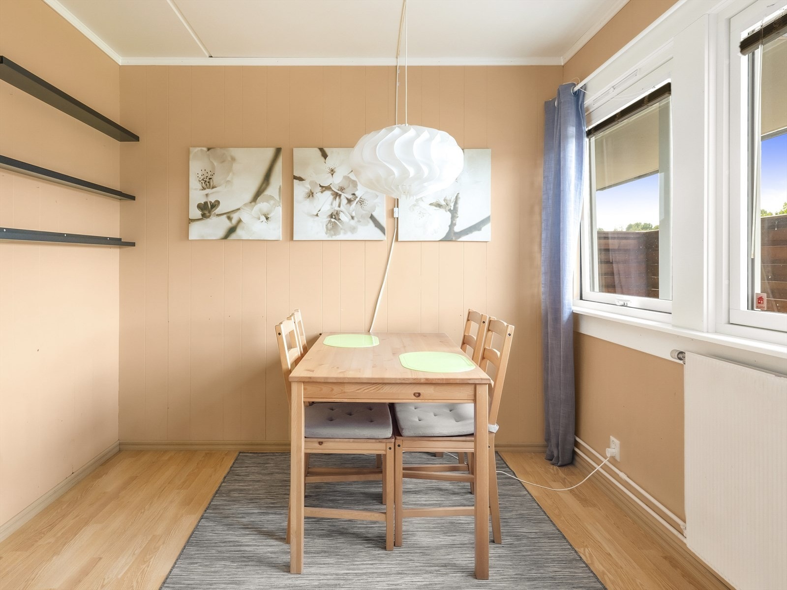 Lyst og koselig spisehjørnet med plass for spisebord og tilhørende stoler. Galleribilde