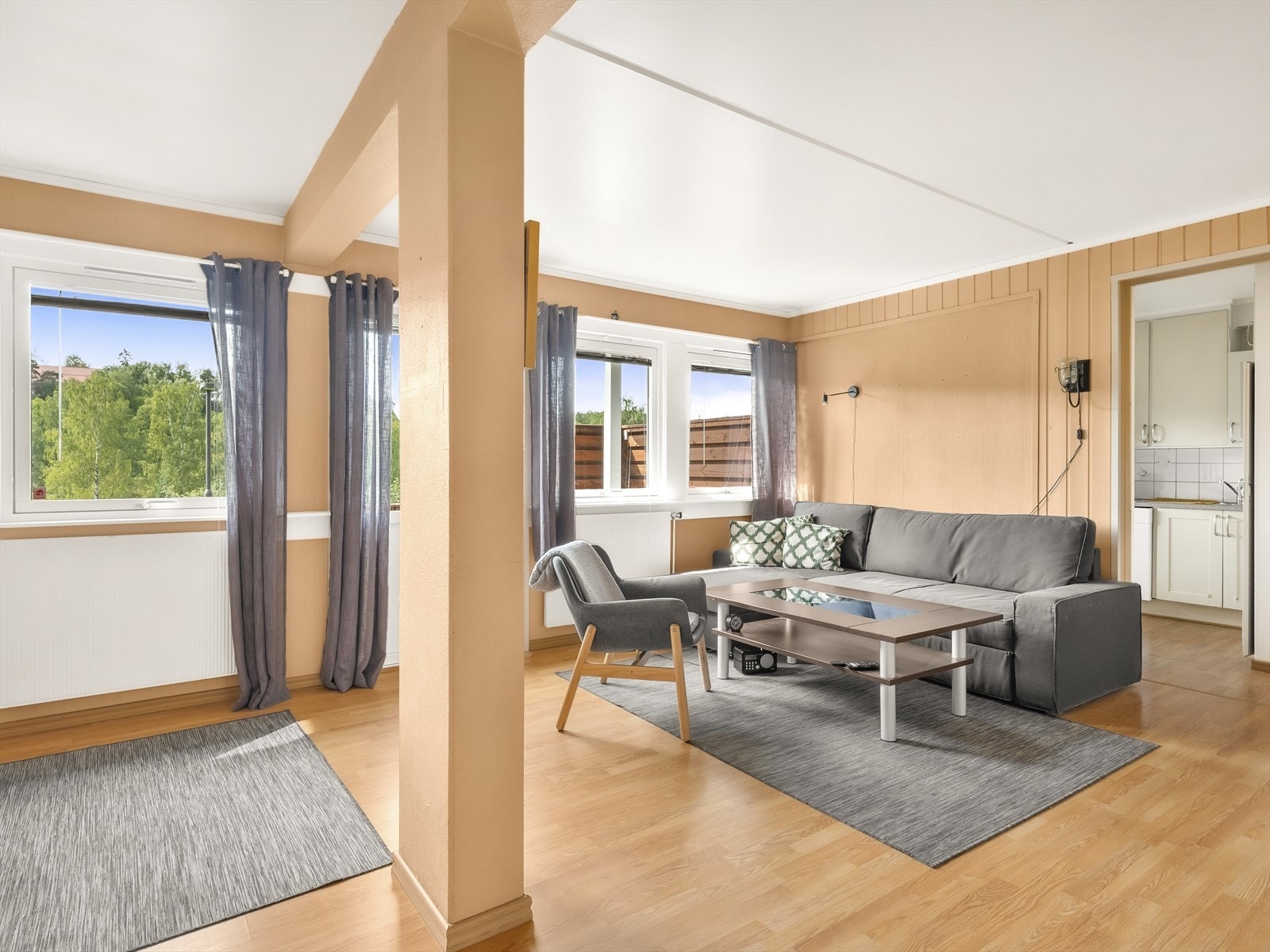 Rikelig med lys fra vindusoverflatene. Galleribilde